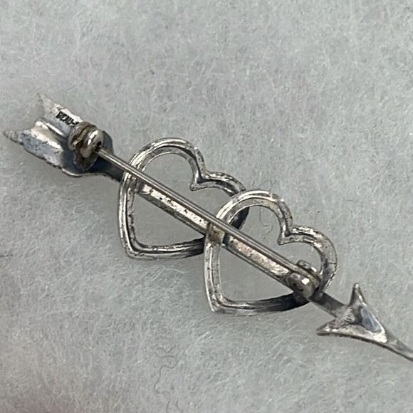 Vintage Beau Sterling double heart with arrow brooch - Picture 3 of 6